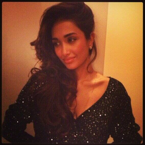 सुशांत सिंह राजपूतनेही आपला शेवट अशाच प्रकारे केला आहे. त्याच्याही मृत्यूचा तपास अद्याप लागला नाही.