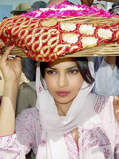 प्रियंका चोपडा  धार्मिक असून ती देखील अजमेरी शरीफ दर्ग्यात गेली होती.