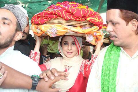 उर्मीला मातोडकरला अजमेर शरीफला गेली हो