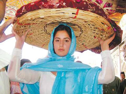 कतरिना अजमेर शरीफ दर्ग्यात प्रार्थना करण्यासाठी  जाते. एखादा सिनेमा रिलीज होत असताना नेहमीच सिद्धिविनायक मंदिर किंवा अजमेरला जात असते. 