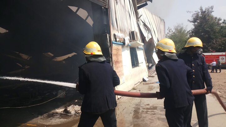 आग विझवण्यासाठी अग्निशमन दलाचे बंब घटनास्थळी पोहचले आहेत.