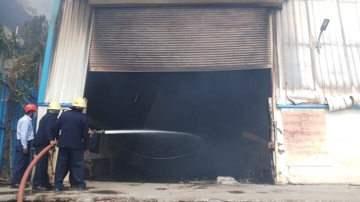 आगीमुळे परिसरात धुराचं साम्राज्य निर्माण झालं आहे. आगीचे नेमकं कारण अद्याप स्पष्ट झालेलं नाही.