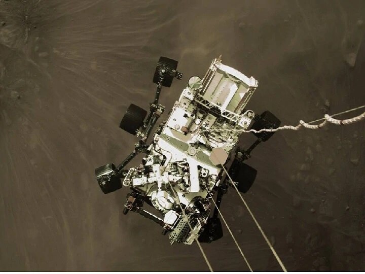 नासाच्या perseverance roverनं मंगळावर पोहोचताच 24 तासांहूनही कमी वेळातच मंगळाची रंगीत छायाचित्र प्रसिद्ध केली आहेत. या अंतराळ यानात 25 कॅमेरे आणि 2 माइक्रोफोन जोडण्यात आले आहेत. यापैकीच अनेक कॅमेरे रोवर मंगळावर पोहोचतानाच सुरु करण्यात आले होते. ज्यामुळं हे यान मंगळावर पोहोचण्यापूर्वी जवळपास 2 मीटर अंतरावर असताना ही छायाचित्र टीपली गेली.