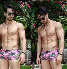 Tiger Shroff Pics: टायगर श्रॉफने शेअर केला पिंक शॉर्ट्सवरील फोटो, शर्टलेस टायगरचा हॉट लूक व्हायरल!