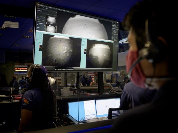 अमेरिकन स्पेस एजन्सी नासाने आपल्या यशात आणखी एक मानाचा तुरा रोवला आहे. सात महिन्यापूर्वी नासाने हे रोव्हर मंगळावर पाठवलं होतं. आता ते रोव्हर मंगळावर यशस्वी उतरलं आहे. भारतीय प्रमाणवेळेनुसार पहाट तीन वाजण्याच्या सुमारास नासाचे हे रोव्हर मंगळावर उतरलं आहे.