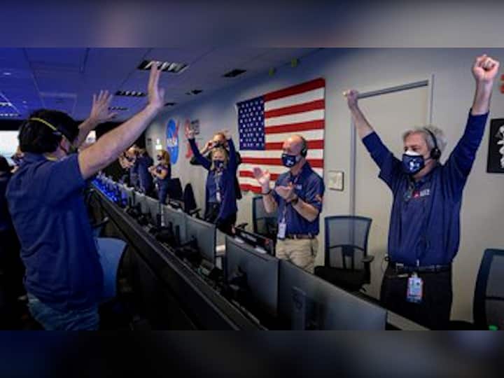 नासाच्या या रोव्हरने मंगळावर आपले पाऊल ठेवताच नासाच्या कार्यालयात कर्मचाऱ्यांनी एकच जल्लोश केला. नासासाठी ही अभिमानास्पद बाब असल्याचं कर्मचाऱ्यांनी सांगितलं.