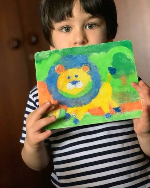 तैमूर - सध्या सोशल मीडियावर करिनाच्या तैमूरपेक्षा दुसऱ्या मुलाच्या नावाबद्दल बरीच चर्चा आहे. असेच घडले जेव्हा करीनाने आपल्या मुलाचे नाव तैमुर ठेवले.