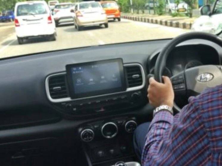 Odisha Tourists detained for overtaking MoS Pratap Chandra Sarangi car केंद्रीय मंत्र्याच्या गाडीला ओव्हरटेक केल्याप्रकरणी पर्यटक ताब्यात