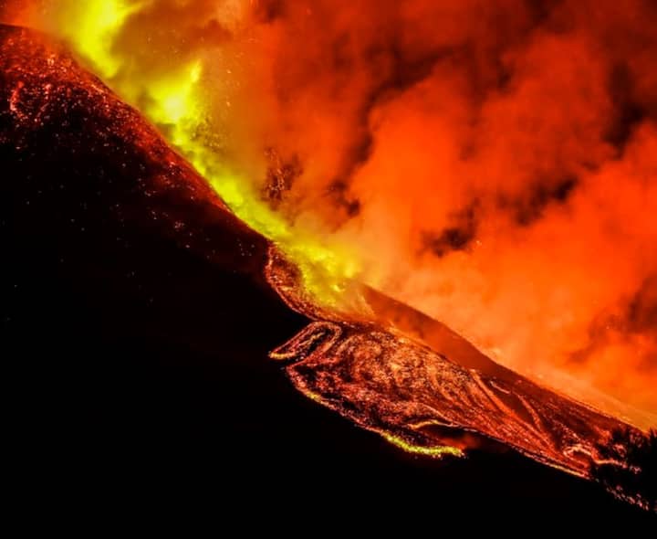 माऊंट एटना ज्वालामुखी जवळपास 7 लाख वर्षांपासून सक्रीय आहे. दरवर्षी हा ज्वालामुखी जवळपास 10 लाख टन लावा आणि 7 मिलियन टन कार्बन डायॉक्साईड, पाणी आणि सल्फर डायऑक्साईडची निर्मिती करतो. 