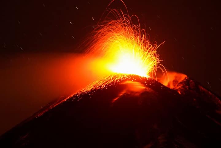 माऊंट एटना येथील ज्वालामुखी पाहण्यासाठी जगभरातून लोक याठिकाणी येतात. रात्रीच्या अंधारात हा ज्वालामुखी चमकतो ती दृष्य नयनरम्य असतात.   