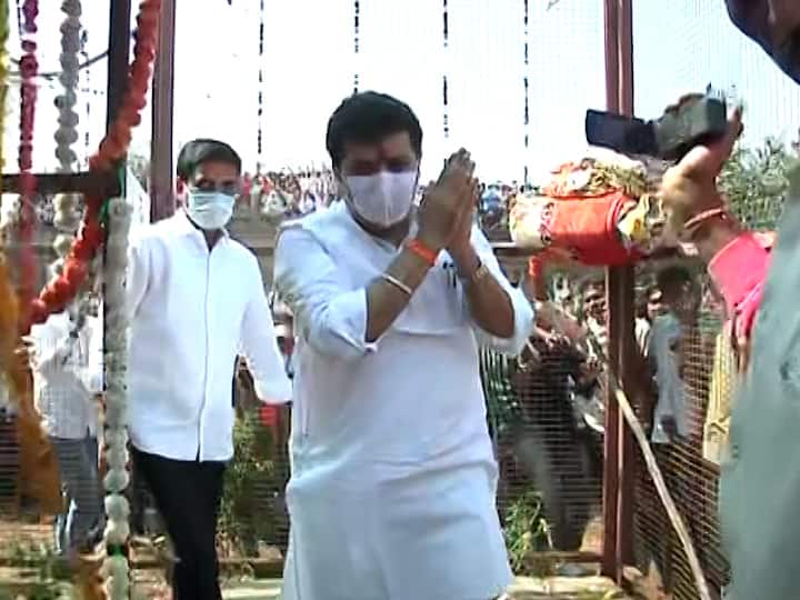 पूजा चव्हाण (Pooja Chavan) आत्महत्या प्रकरणामुळे चर्चत आलेले महाविकास आघाडीचे मंत्री संजय राठोड (Sanjay Rathod) बंजारा समाजाचे मोठे नेते आहेत. पूजा चव्हाण आत्महत्या प्रकरणात बंजारा समाजातील नेते, महंत आणि अनेक लोक संजय राठोड यांच्या मागे भक्कमपणे उभे असल्याचं चित्र आहे