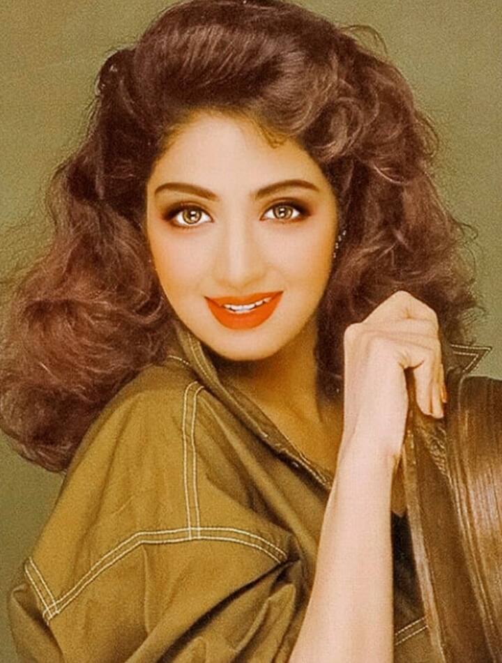 मिस्टर इंडियासाठी श्रीदेवीने 11 लाख रुपयांची मागणी केली होती. बोनी कपूर ते अकरा लाख देण्यास ताबडतोब तयार झाले आणि श्रीदेवीने चित्रपट साईन केला.