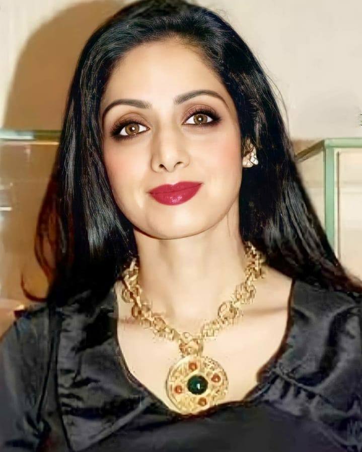 श्रीदेवी अशी पहिली अभिनेत्री होती जिला तब्बल एक करोड रुपये मानधन दिलं गेलं. 80 ते 90 च्या दशकात श्रीदेवीला एक संघर्षमयी आणि सफल अभिनेत्री म्हणून मानलं जायचं. त्याकाळात श्रीदेवीला ती सांगेल ती रक्कम देण्यास तयार असत.