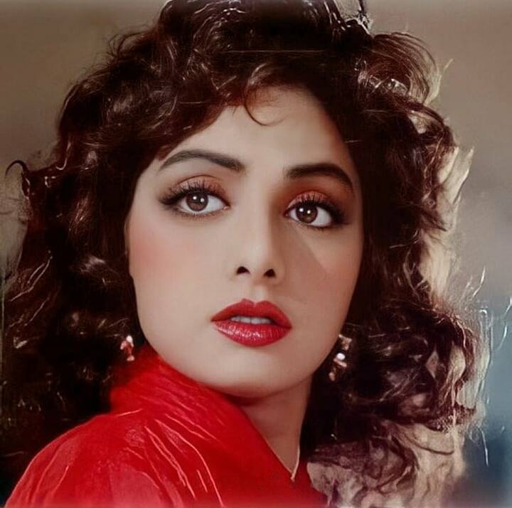 श्रीदेवीने आपल्या 51 वर्षांच्या चित्रपटाच्या करिअरमध्ये तब्बल 300 चित्रपटात काम केलं. बालकलाकार म्हणून श्रीदेवीचा जूली हा पहिला चित्रपट होता, तर तिचा शेवटचा चित्रपट मॉममधील भूमिकेसाठी श्रीदेवीला उत्कृष्ट अभिनेत्रीचा मरणोत्तर पुरस्कार दिला गेला.