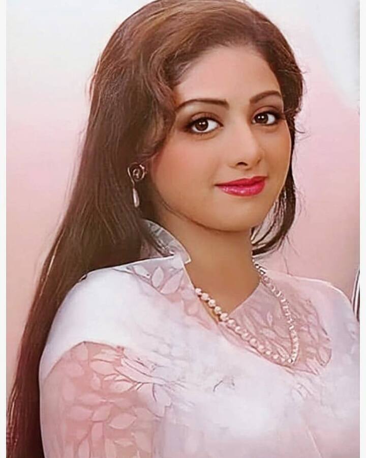 श्रीदेवीने वयाच्या चौथ्या वर्षीच आपल्या अभिनयाच्या करिअरला सुरुवात केली. अनेक साऊथ इंडियन चित्रपटांमध्ये बालकलाकार म्हणून काम केलं.