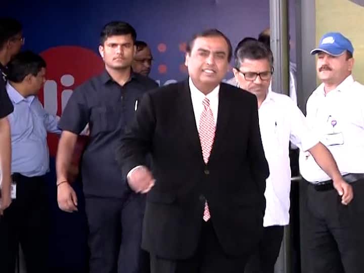 या स्फोटकांसह एक चिठ्ठीही सापडली असून त्यामधून घातपाताची धमकी दिल्याचं समजतं. पोलीस आणि तपास यंत्रणांकडून सीसीटीव्ही फूटेज तपासण्याचं काम सुरु आहे.