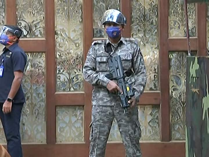 मुकेश अंबानी यांच्या घरापासून काही अंतरावर पार्क करण्यात आलेल्या कार मध्ये स्फोटके सापडली आहेत.या मुळे मुंबई हाय अलर्ट जारी करण्यात आला आहे.