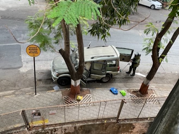 Mukesh Ambani House Antilia Bomb Scare Mumbai Police Investigation 10 Points Antilia Bomb Scare: अंबानींच्या घराबाहेरील 'ती' कार चोरीची; पोलीस तपासात समोर आलेल्या 10 गोष्टी