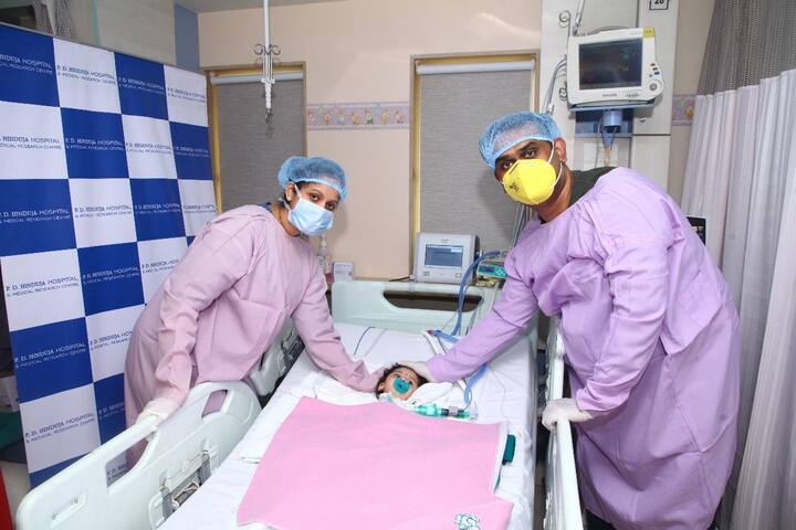 गुरुवारी हे औषध अमेरिकेतून रुग्णालयात पोहचले, हे औषध देण्याचा परवाना हिंदुजा रुग्णालयाकडे आहे. शुक्रवारी हे औषध तीराला सलाईन मार्फत देण्यात आले. 