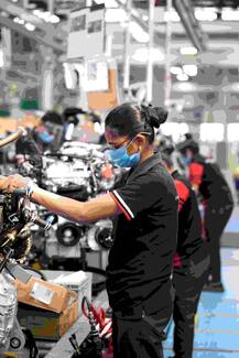 पुरुषांच्या खांद्याला खांदा भिडवून एमजी मोटरच्या 'महिला क्रू'कडून 50,000 व्या हेक्टरची निर्मिती