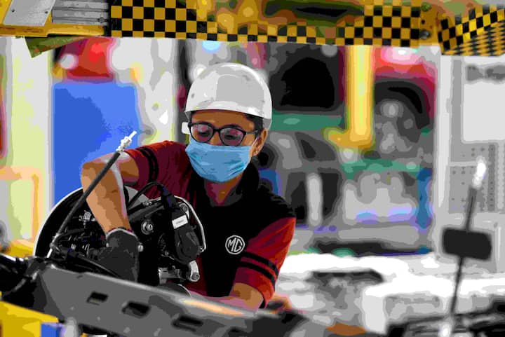 व्यवस्थित प्रशिक्षण दिल्यास महिला आणि पुरुष हे दोघेही एकसारख्याच क्षमतेने मशीनरी हाताळू शकतात. या पुरोगामी विचारसरणीमुळे आजवर श्रम-केंद्रित मानल्या जाणार्‍या ऑटोमोटिव्ह क्षेत्रात एमजी मात्र स्त्री पुरुष दोघांनाही समान संधी देत आहे.