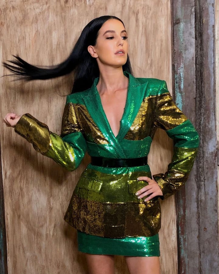 इजाबेल कॅफ - कटरिना कॅफने बॉलीवूडमध्ये येऊन तिच्या करिअरमधील उंच शिखर गाठलं आहे. कटरिना हीसुद्धा एक आऊटसाडरच होती. आता कटरिनानंतर तिची बहीण इजाबेल कॅफ ही बॉलीवूडमध्ये प्रवेश करतेय. पुढच्या महिन्यातच इजाबेलचा पहिला बॉलीवूड चित्रपट प्रदर्शित होणार आहे.