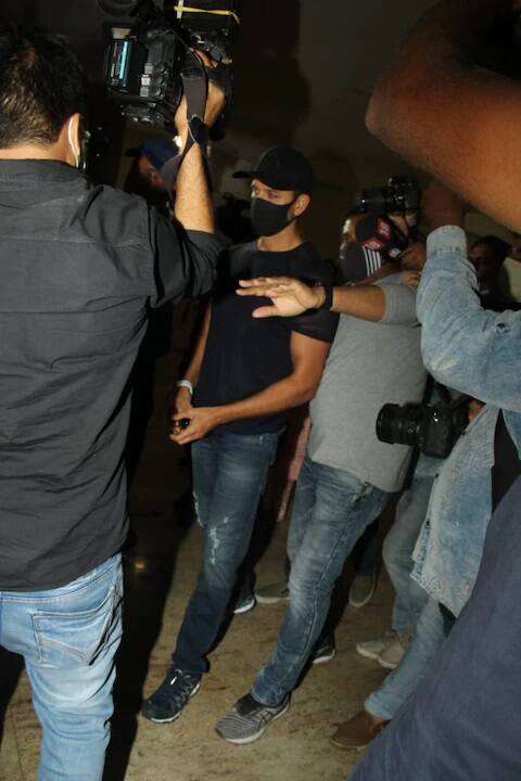 तुम्ही पाहत असलेल्या छायाचित्रांमध्ये यावेळी हृतिक थोडा तणावात दिसत आहे. (Photo credit: Manav Manglani)