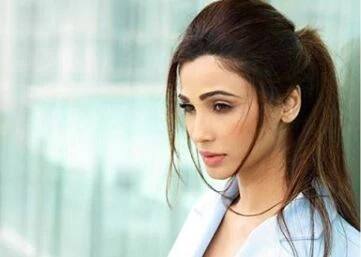 डेझी शाह (Daisy Shah) - डेझी शाहने आपल्या करियरची सुरुवात सलमान खानबरोबर 'जय हो' मधून केली. पण, डेझी शाह हिलासुद्धा यश मिळवता आले नाही. डेझीने 2018 मध्ये रेस 3 मध्ये अखेरचं काम केलं होतं. मात्र, हा चित्रपट प्रेक्षकांच्या पसंतीस उतरला नाही.