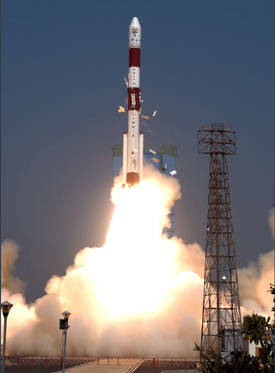 श्रीपेरंबदुर स्थित जेप्पीआर इन्स्टिट्यूट ऑफ टेक्नोलॉजी, नागपूरमधील जीएच रायसोनी कॉलेज ऑफ इंजिनिअरिंग आणि कोईंबतूरमधील श्री शक्ति इन्स्टिट्यूट ऑफ इंजीनिअरिंग अँड टेक्नोलॉजी या संस्थांचा समावेश आहे. अन्य एकाची निर्मिती सतीश धवन सॅटेलाइट स्पेस किड्ज इंडियानं केली आहे तर बाकी 14 एनएसआयएलची निर्मिती आहे. (Credit - ISRO twitter)