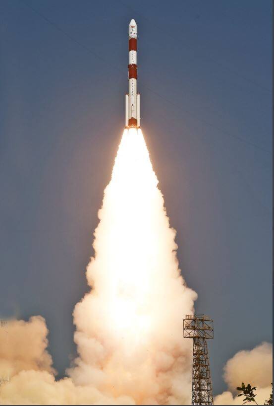 या वर्षातील भारतातील हे पहिले अवकाश अभियान PSLV साठी बरंच मोठं असणार आहे. कारण याच्या उड्डाणाची वेळमर्यादा एक तास 55 मिनिटं आणि 7 सेकंदांपर्यंत असणार आहे. आता भारताने प्रक्षेपित केलेल्या एकूण परदेशी उपग्रहांची संख्या वाढून 342 झाली आहे. (Credit - ISRO twitter)
