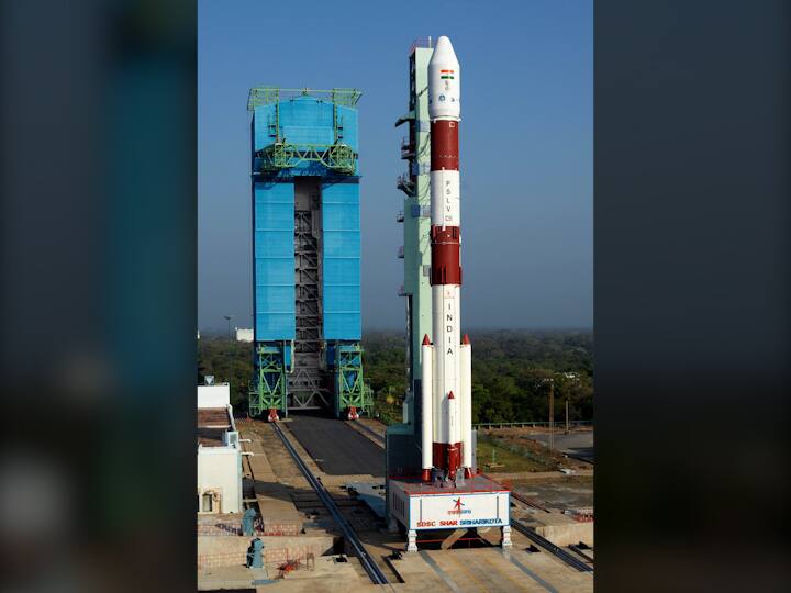 इस्रोने श्रीहरीकोटा येथील सतीश धवन अंतराळ केंद्रातून यावर्षीची यंदाची पहिली अंतराळ मोहीम लॉन्च केली आहे. PSLV द्वारे सकाळी 10 वाजून 24 मिनिटांनी 19 उपग्रहांचं अंतराळात प्रक्षेपण झालं. (Credit - ISRO twitter)