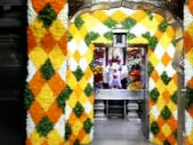 In Pics | सावळे सुंदर, रुप मनोहर... विठ्ठल मंदिराला एक टन फुलांची सजावट