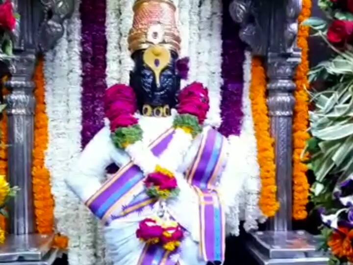 महत्त्वाचे सण , उत्सव या काळात विठ्ठल मंदिराला विविध प्रकारच्या फुलांची सजावट करण्यात येत असते. मात्र कोणताही उत्सव नसताना पुण्यातील भाविकाने आज विठ्ठल मंदिरात आकर्षक फुल सजावट करीत आपली इच्छा पूर्ण केली आहे.