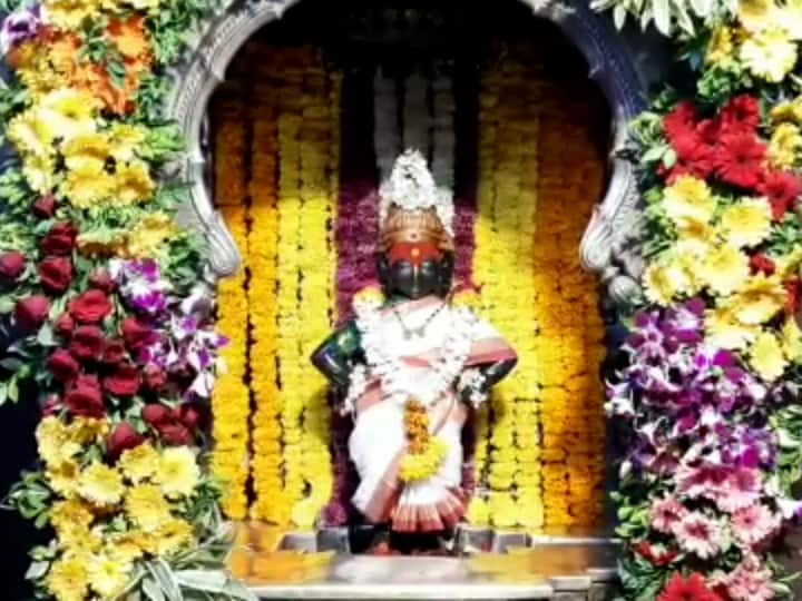 या भाविकाने झेंडू , शेवंती , बिजली , ऑर्केड , गुलाब , जरबेरा या फुलांची रंगसंगती वापरली आहे.