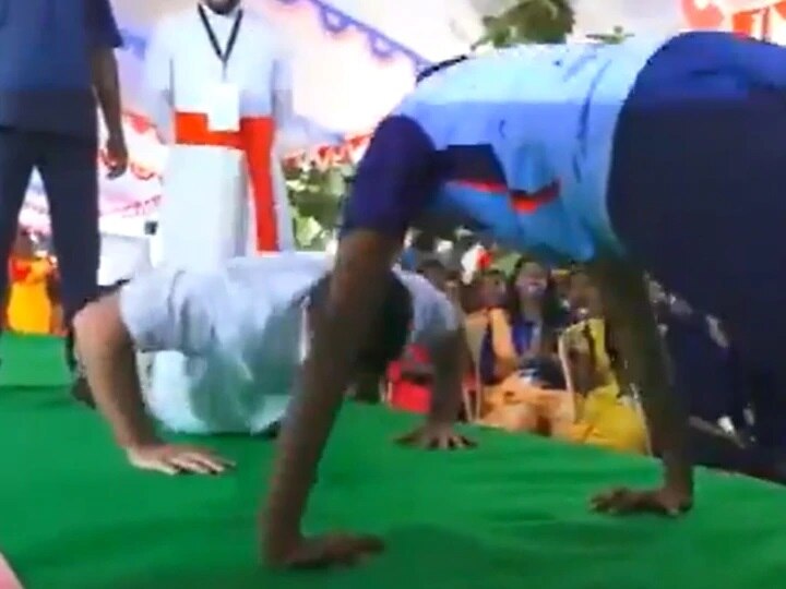 watch video tamil nadu congress leader rahul gandhi doing push ups and aikido with students Rahul Gandhi : ...आणि राहुल गांधींनी विद्यार्थ्यांसमवेत मारले पुशअप्स