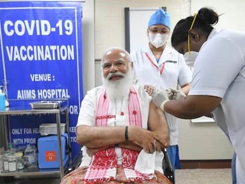 Covid-19 Vaccination: उपराष्ट्रपती व्यंकय्या नायडू, पंतप्रधान मोदी, खासदार शरद पवारांसह अनेक राजकीय नेत्यांनी घेतली लस Covid-19 Vaccination: उपराष्ट्रपती व्यंकय्या नायडू, पंतप्रधान मोदी, खासदार शरद पवारांसह अनेक राजकीय नेत्यांनी घेतली लस