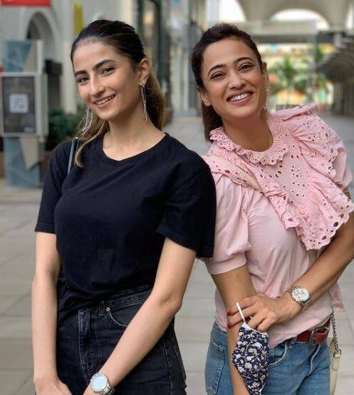 पलक चौधरी : अभिनेत्री श्वेता तिवारी आणि राजा चौधरी यांची कन्या पलक सुंदरतेसोबत आपल्या ग्लॅमरस लूकने सोशल मीडियावर अनेकांच्या मनावर राज्य करते. सोशल मीडियाच नाही तर आता लवकरच बॉलीवूडच्या पडद्यावरही ती झळकणार आहे. विवेक ओबेरॉयलसोबत द सॅफरॉन चॅप्टरमध्ये ती मुख्य भूमिका साकारणार आहे.