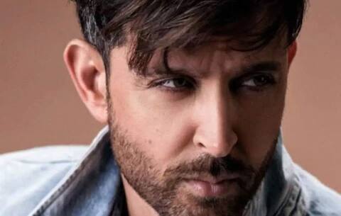 हृतिक रोशनची पहिली कमाई 100 रूपये होती. या पैशांनी ऋतिकने टॉय ट्रेन खरेदी केली होती. ऋतिकने 'आशा' या चित्रपटात बालकलाकाराची भूमीका केली होती.