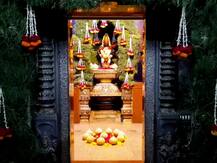 In Pics : अंगारकी चतुर्थीनिमित्त विठ्ठल रुक्मिणीच्या गाभाऱ्यात दुर्वा व गुलाब फुलांची आकर्षक सजावट!