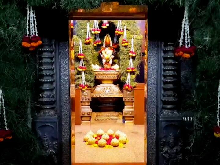 पुणे येथील भाविक सचिन चव्हाण यांनी ही सजावट करताना अष्टविनायक प्रतिमा व मोदकांचा कल्पकतेने वापर केला आहे.