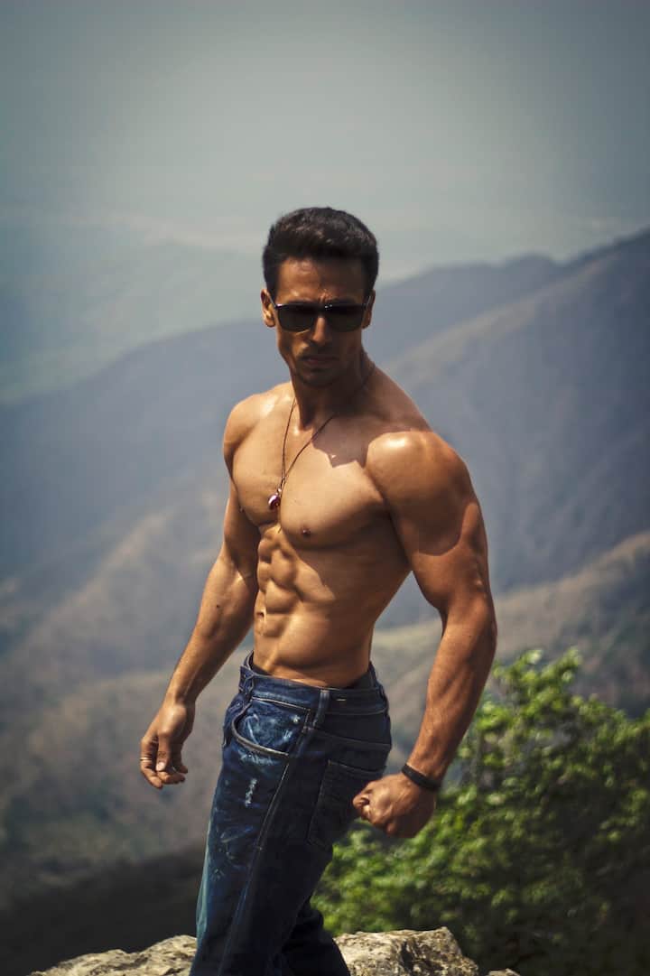 टायगर श्रॉफचा जन्म 2 मार्च 1990 साली झाला. त्याचे मूळ नाव हे हेमंत श्रॉफ असं आहे. जॅकी श्रॉफ त्याला लहानपणापासून टायगर या नावाने बोलवायचा. त्यामुळे त्याचं नाव पुढे टायगर असंच पडलं.