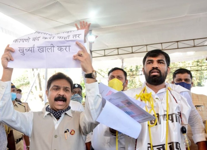 Maharashtra assembly budget session 2021 BJP Ram Satpute Protest for power cut  connection light bill issue '...तर सरकारच्या डोक्यात पंप घालू', वीजतोडणी विरोधात अधिवेशनात भाजपचा आक्रमक पवित्रा
