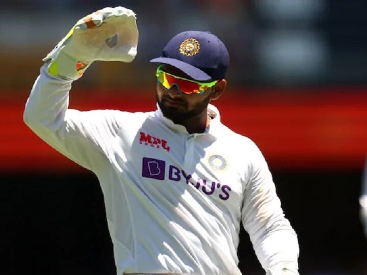 Ind Vs Eng cricketer Rishabh Pant Asks Money From Umpire Anil Chaudhary Video went Viral India Vs England | ...आणि ऋषभ पंतनं पंचांकडेच मागितले पैसे