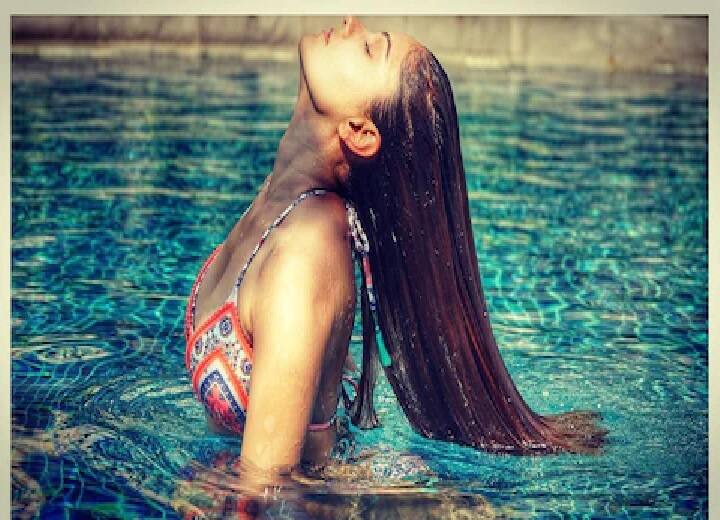 त्यातच आता तिचा टू पीस बिकीनी लूक आणि अदा अनेकांनाच घायाळ करत आहेत. 