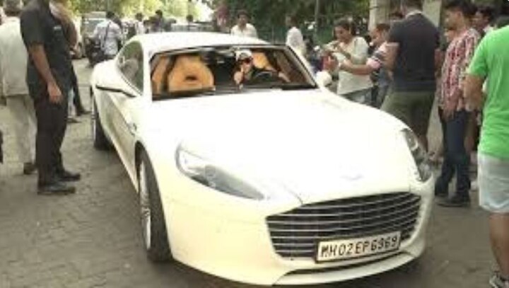 Aston Martin Rapide S रणवीर सिंहकडे असलेली सर्वात महाग कार आहे. यात 6.0-लीटर V12 इंजिन आहे. जे 552 बीएचपी पॉवर आणि 620 एनएम टॉर्क जनरेट करते. कारचं इंटिरिअर हँड मे़ड आहे. या कारची किंमत 3.29 कोटी रुपये आहे.