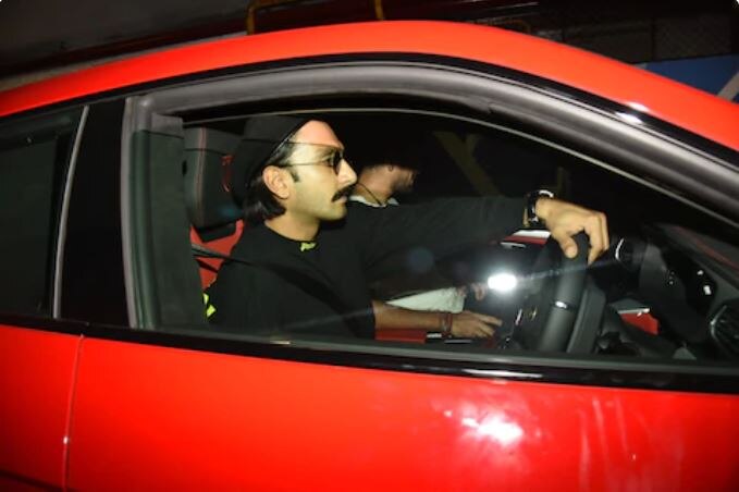 रणवीरने 2019 मध्ये Lamborghini Urus कार खरेदी केली होती. उरुस ही पहिली चार दरवाजे असलेली लॅम्बोर्गिनी कार आहे. रणवीरला रेड उरसमध्ये बर्याचदा स्पॉट केले गेले आहे. ही कारचं इंजिन 3996 सीसी असून त्याची किंमत 3.10 कोटी रुपये आहे.