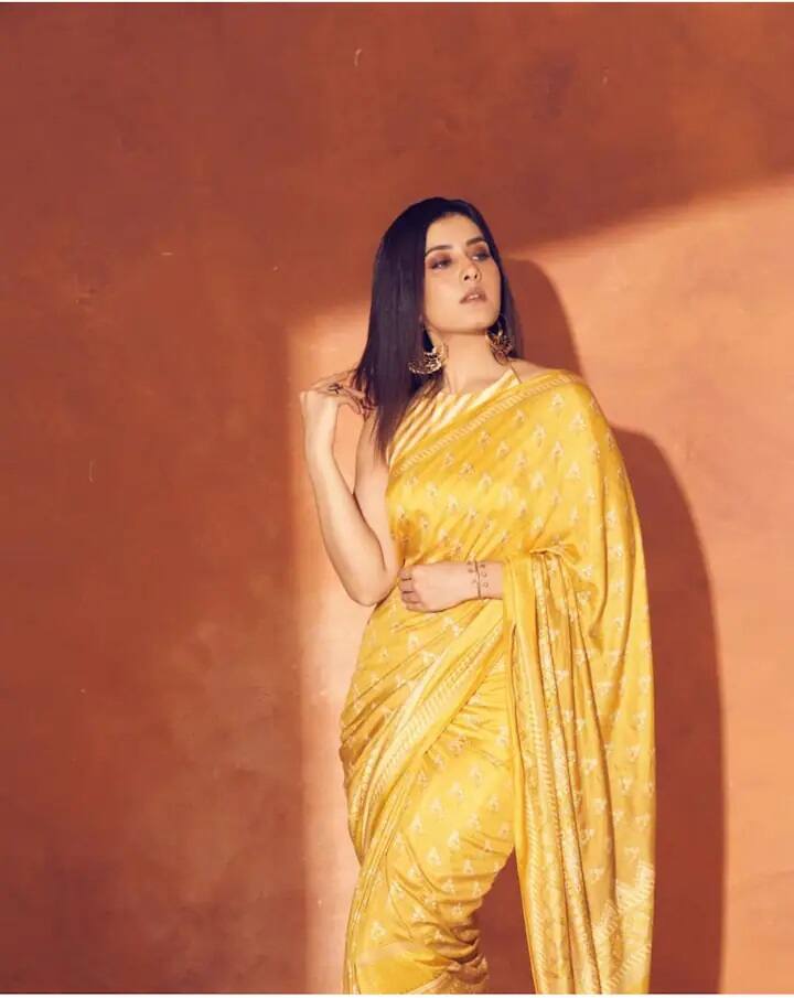 राशीनंही या नात्याच्या चर्चा निव्वळ अफवा अल्याचं स्पष्ट केलं. त्यामुळं आता बुमराह खरंच विवाहबंधनात अडकणार असेल तर त्याही होणारी जोडीदार आहे तरी कोण, हेच जाणून घेण्यासाठी क्रीडारसिकांमध्ये उत्सुकता पाहायला मिळत आहे. (छाया सौजन्य- Instagram/@rashikhanna_official)