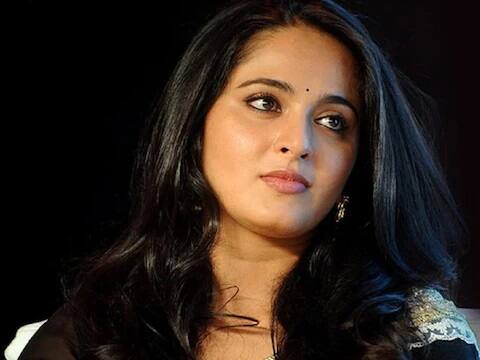 दाक्षिणात्य कलाविश्वात कमालीची प्रसिद्धीझोतात असणारी आणखी एक अभिनेत्री म्हणजे अनुष्का शेट्टी. हिंदी अभिनेत्रींना लोकप्रियतेच्या आणि मानधनाच्या बाबतीत टक्कर देणाऱ्या अभिनेत्रींच्या यादीत अनुष्काचाही समावेश होतो. एका चित्रपटासाठी ती किमान 2.5 कोटी रुपये किंवा त्याहून जास्तीचं मानधन घेते.