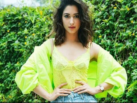 अभिनेत्री तमन्ना भाटीया हे नाव हिंदी आणि दाक्षिणात्य कलाविश्वासाठी नवं नाही. तमन्ना एका चित्रपटासाठी जवळपास 90 लाख ते 1 कोटी रुपये इतकं मानधन घेते.