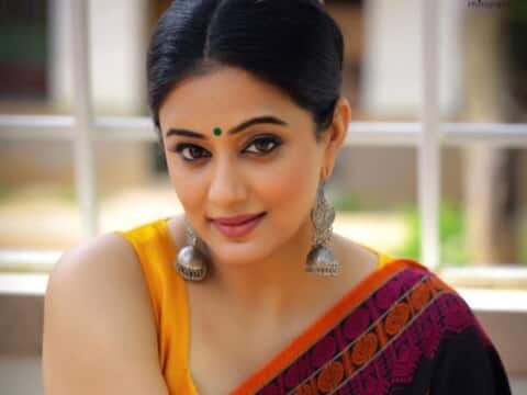 कन्नड, मल्याळम आणि तेलुगू चित्रपटांमध्ये झळकणारी अभिनेत्री प्रियामणी ही 2.5 कोटी रुपये ते 3 कोटी रुपये इतकं मानधन तिच्या एका चित्रपटासाठी आकारत असल्याचं म्हटलं जातं.